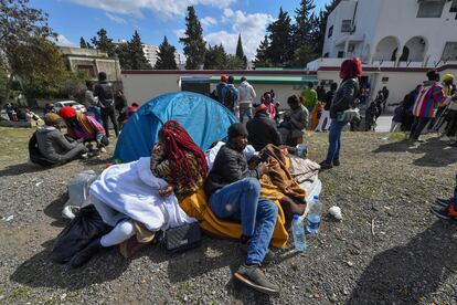 Inmigrantes subsaharianos acampan ante la Embajada de Costa de Marfil a la espera de su repatriación, el martes en Túnez.