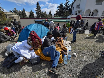 Inmigrantes subsaharianos acampan ante la Embajada de Costa de Marfil a la espera de su repatriación, el martes en Túnez.