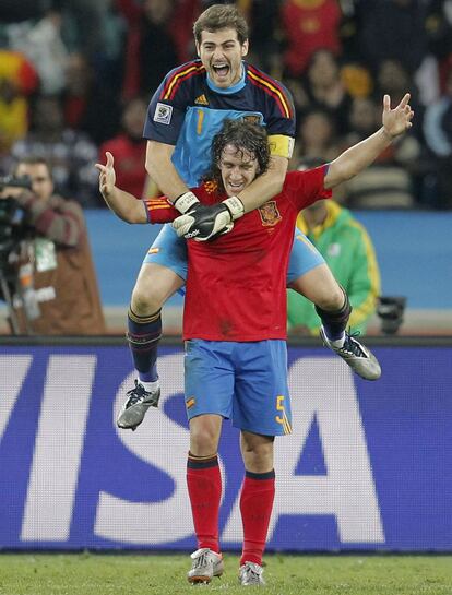 Puyol y Casillas se abrazan tras sellar el pase a la final del Mundial de Sudáfrica