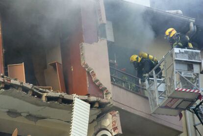 Los bomberos trabajan en el inmueble afectado por una explosión de gas en Logroño.