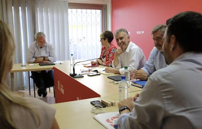 El secretario general del PSOE de Canarias, Ángel Víctor Torres (mirando a cámara, con camisa blanca).