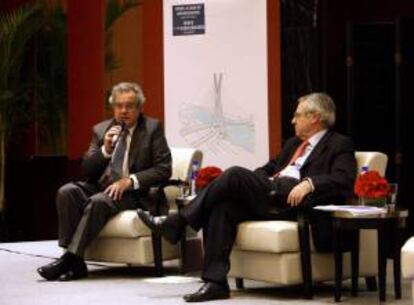 El economista Alfredo Pastor (izq.) interviene junto al director del CEC, Fernando Casado, en la presentación en Pekín del informe "España, tierra de oportunidades".