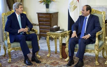 El secretario de Estado John Kerry y el presidente egipcio Abdelfatá Al Sisi