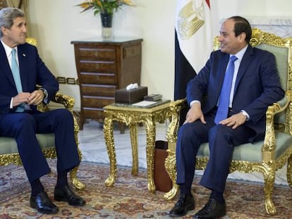 El secretario de Estado John Kerry y el presidente egipcio Abdelfat&aacute; Al Sisi
 