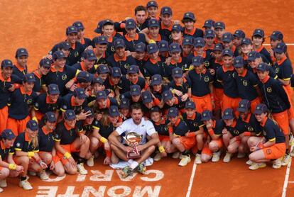 Wawrinka, con los recogepelotas del torneo. 