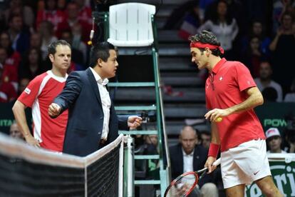 Federer discute con el juez de silla.