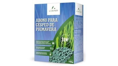 abono césped para preparar las zonas verdes de casa ante la llegada de la primavera.