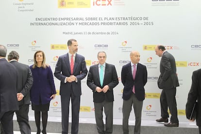 El rey Felipe VI con la ministra de Trabajo, Fátima Báñez; el presidente de Telefónica, César Alierta, y el secretario de Estado de Comercio, Jaime García-Legaz.