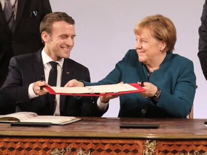 Emmanuel Macron y Angela Merkel durante la firma del tratado el 22 de enero.