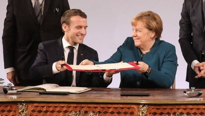 Emmanuel Macron y Angela Merkel durante la firma del tratado el 22 de enero.