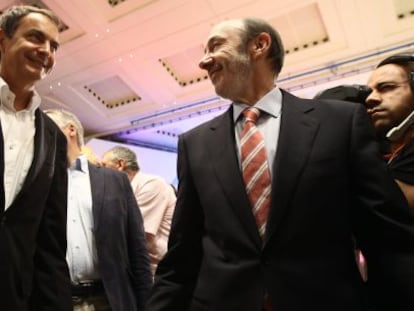 El presidente Zapatero y Rubalcaba, en el Palacio Municipal de Congresos, donde el candidato leyó su discurso.