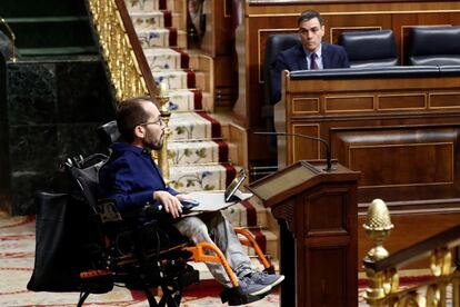 El portavoz de Unidas Podemos, Pablo Echenique, ante el atril durante su turno de réplica al presidente del Gobierno, Pedro Sánchez.