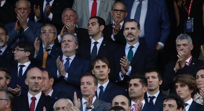 El rey Felipe junto al ministro de Educación Íñigo Méndez de Vigo, el presidente de la Generalitat Carles Puigdemont y el presidente del FC Barcelona Josep Maria Bartomeu.