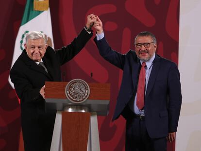 El presidente de México, Andrés Manuel López Obrador, y Horacio Duarte Olivares, tras su renuncia como titular de la Agencia Nacional de Aduanas, el 12 de octubre de 2022.