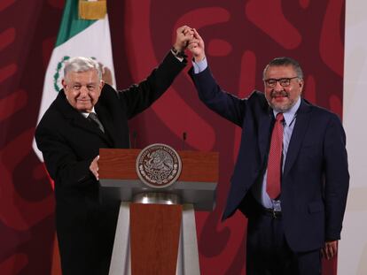 El presidente de México, Andrés Manuel López Obrador, y Horacio Duarte Olivares, tras su renuncia como titular de la Agencia Nacional de Aduanas, el 12 de octubre de 2022.