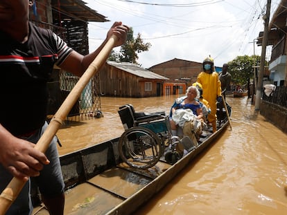 Bomberos trabajan durante las inundaciones por el desbordamiento del río Cauca, debido a las fuertes lluvias que se han presentado en los últimos días