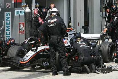 El personal de McLaren, ayer, en <i>boxes,</i> con el coche de Raikkonen.