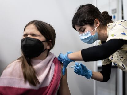 Una niña de ocho años se vacuna contra la covid-19