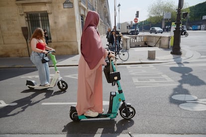 Dos mujeres se desplazan en patinete por la plaza de la Concordia, en París, el 27 de abril de 2022.