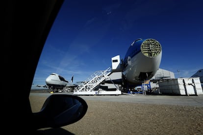 En el Aeropuerto de Teruel los aviones que han acabado su vida útil son desmantelados y reciclados. Este tipo de actividad diferencia el aeropuerto aragonés de otras plataformas parecidas como la del desierto del Mojave (California), conocidas como "cementerios de los aviones". En la foto: un avión parcialmente desmantelado.