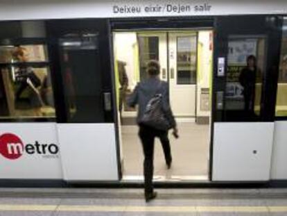 Una mujer sube a un vagón de metro en la estación de Facultats de Valencia. EFE/Archivo