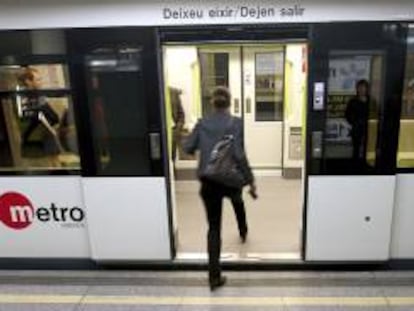 Una mujer sube a un vagón de metro en la estación de Facultats de Valencia. EFE/Archivo