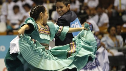 Pareja de niños baila durante el concurso de marinera que se celebra todos los años en Trujillo.