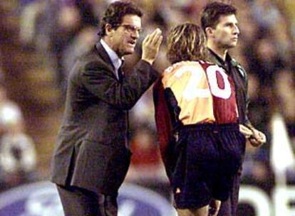 Fabio Capello habla con Batistuta en el partido que el Roma jugó en el Bernabéu.