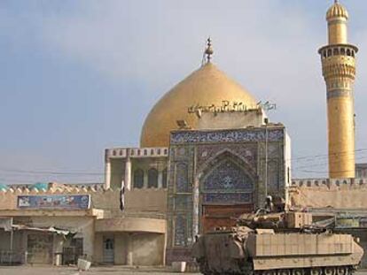 Un tanque vigila las inmediaciones de una mezquita en Samarra.