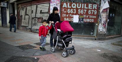 Una familia asi&aacute;tica en el madrile&ntilde;o barrio 