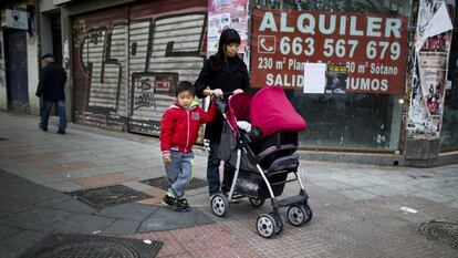 Una familia asi&aacute;tica en el madrile&ntilde;o barrio 