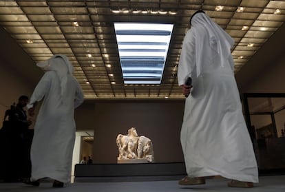 Dos funcionarios de Emiratos Árabes Unidos pasean por el museo Louvre de Abu Dabi. En el recinto están expuestas más de 250 obras de arte de la colección Emirati, incluyendo obras del francés Edouard Manet, del holandés Piet Mondrian o del turco Osman Hamdi Bey.