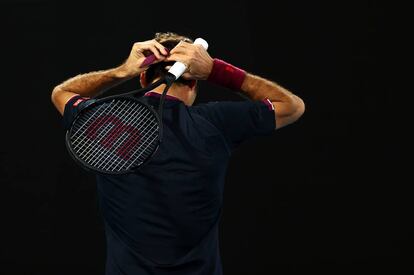 Federer se ajusta la bandana en el duelo contra Millman en Melbourne.