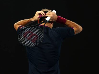 Federer se ajusta la bandana en el duelo contra Millman en Melbourne.