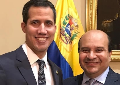 Juan Guaidó junto al periodista Roland Carreño.