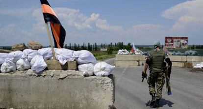 Un militante prorruso hace guardia en un puesto de control en las afueras de Slaviansk.
