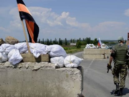 Un militante prorruso hace guardia en un puesto de control en las afueras de Slaviansk.