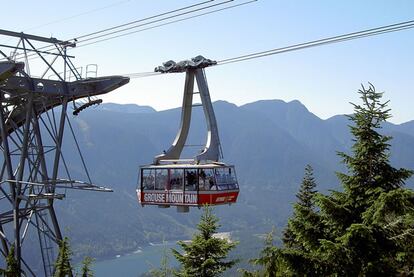 En la imagene, el teleférico a Grouse Mountain, desde donde se pueden disfrutar en el buen tiempo de estupendas vistas de la ciudad.