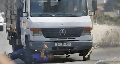 Momento em que colono judeu é atropelado.