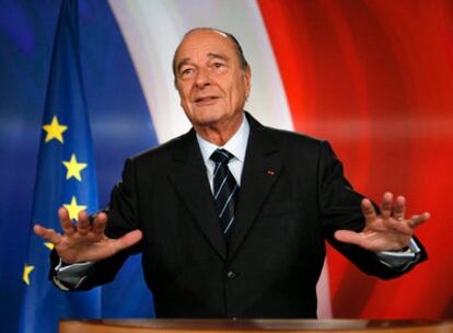 Chirac se dirige a los franceses a través de un discurso televisado ayer desde el palacio del Elíseo.