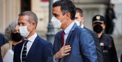 El presidente del Gobierno, Pedro Sánchez (d), junto al presidente del Senado, Ander Gil (i), a su llegada a la Conferencia de Presidentes extraordinaria, este miércoles.