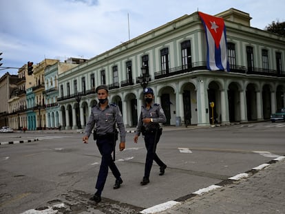 Policías caminan cerca del Capitolio de La Habana, el 15 de noviembre de 2021.