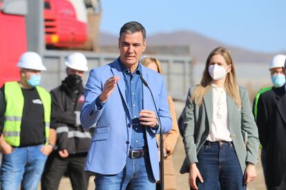 Pedro Sánchez, el lunes en su visita a a una planta geotérmica en Níjar (Almería).
