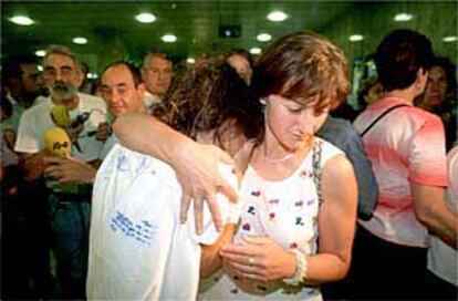 Varios españoles, detenidos en Génova durante la cumbre del G-8, a su llegada el 25 de julio al aeropuerto de Barajas.