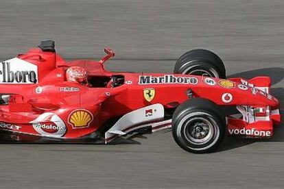 Michael Schumacher, ayer, al volante del nuevo 248F1 en el circuito de Mugello.