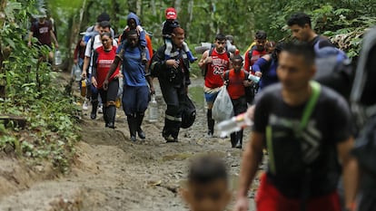 Migrantes caminan por una montaña con la intención de llegar a Panamá, el 8 de octubre de 2022, a través del Tapón del Darién (Colombia).