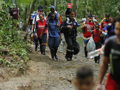Migrantes caminan por una montaña con la intención de llegar a Panamá, el 8 de octubre de 2022, a través del Tapón del Darién (Colombia).