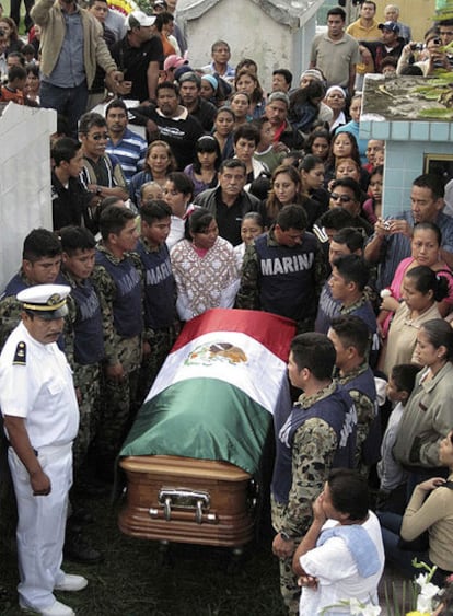 Varios infantes de marina trasladan el ataúd de su compañero que murió la semana pasada durante el operativo donde fue abatido el capo Beltrán Leyva