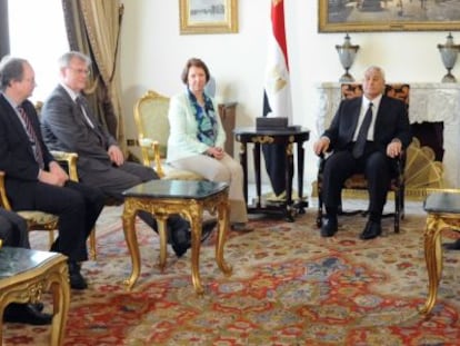 Catherine Ashton (tercera desde la izquierda), en una reuni&oacute;n con el Gobierno interino egipcio.