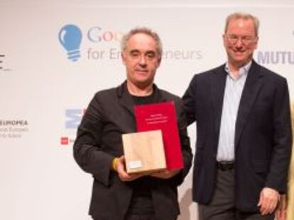 El cocinero Ferran Adri&agrave; (izquierda) y Eric Schmidt, presidente de Google, el viernes en The South Summit, en la Plaza de las Ventas de Madrid.